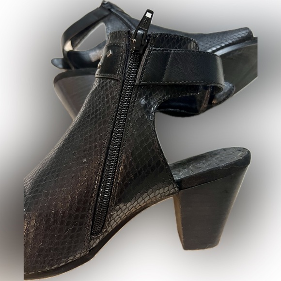 BARETRAPS Reining Peep Toe Sandal Faux Leather Black Shoe Studs Zipper Open Side - Picture 11 of 14